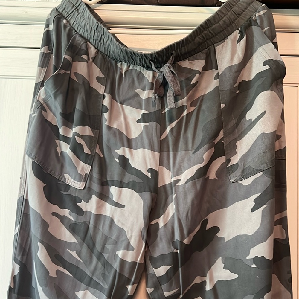 Xl camo silkie pants with pockets